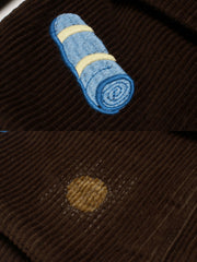 コットン刺繍とレザーパッチのディテール特写