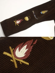 コットン刺繍とレザーパッチのディテール特写