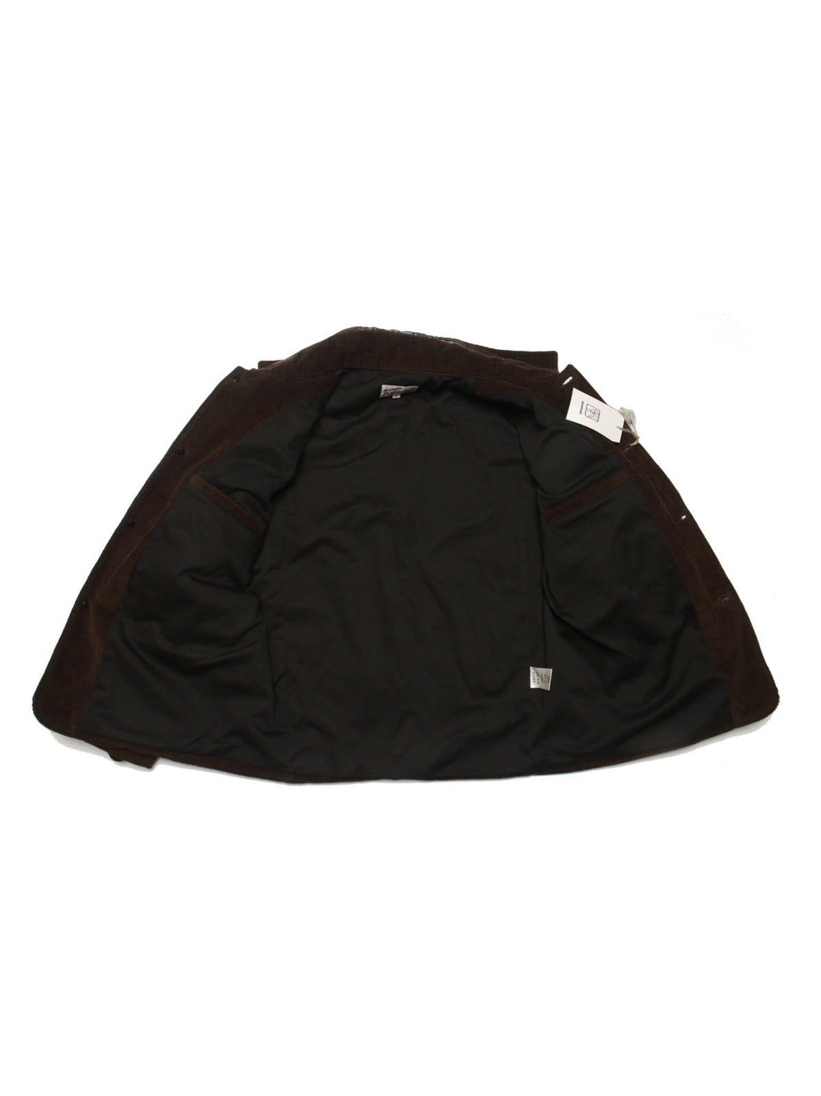 コットン刺繍とレザーパッチのディテール特写