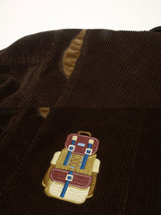 コットン刺繍とレザーパッチのディテール特写