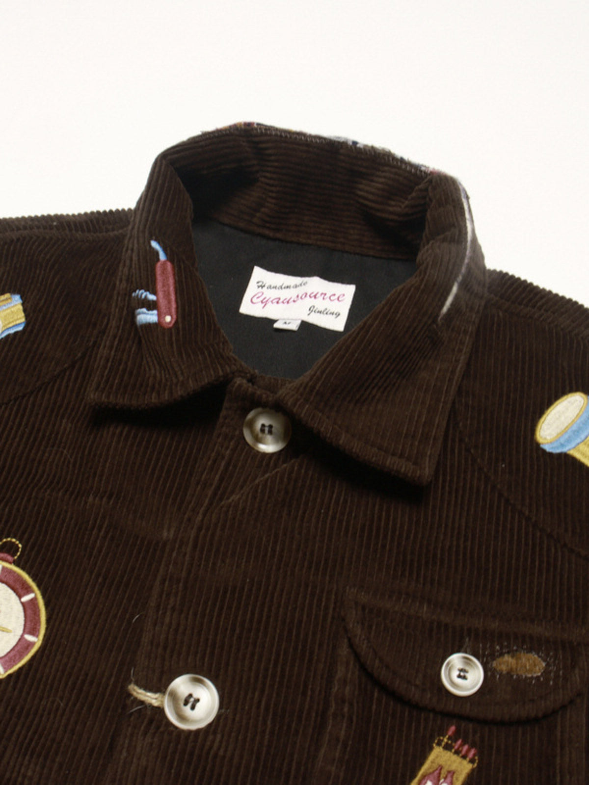 コットン刺繍とレザーパッチのディテール特写