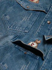 フラップポケットとメタル製菊花ボタンのディテール特写