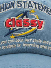「FASHION STATEMENT CLASSY」と刺繍された野球帽の正面ビュー。クラシックなデザインと現代的なメッセージが融合した帽子、背景は白くシンプル。