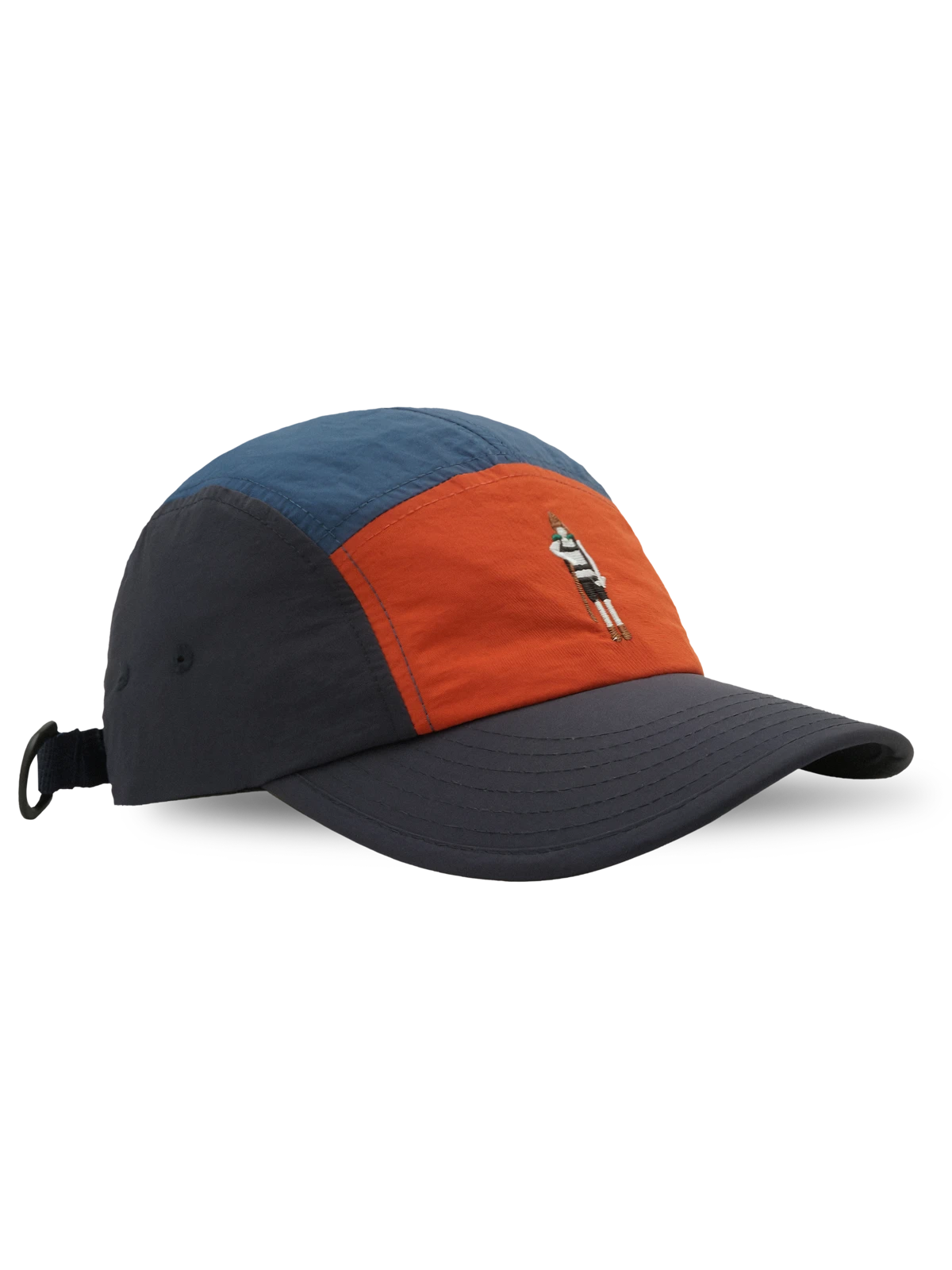 登山者モチーフの刺繍が入った速乾ソフトトップベースボールキャップ。