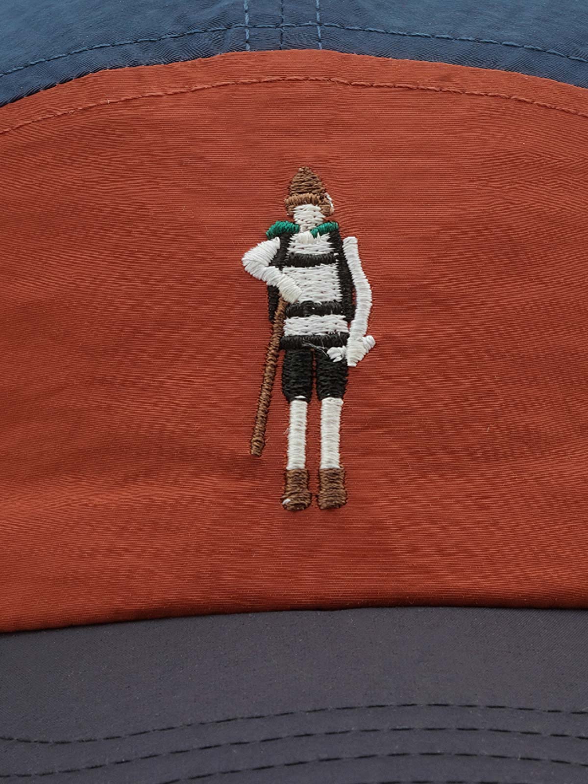 ベースボールキャップのカートゥーン刺繍と配色の詳細