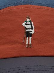 ベースボールキャップのカートゥーン刺繍と配色の詳細