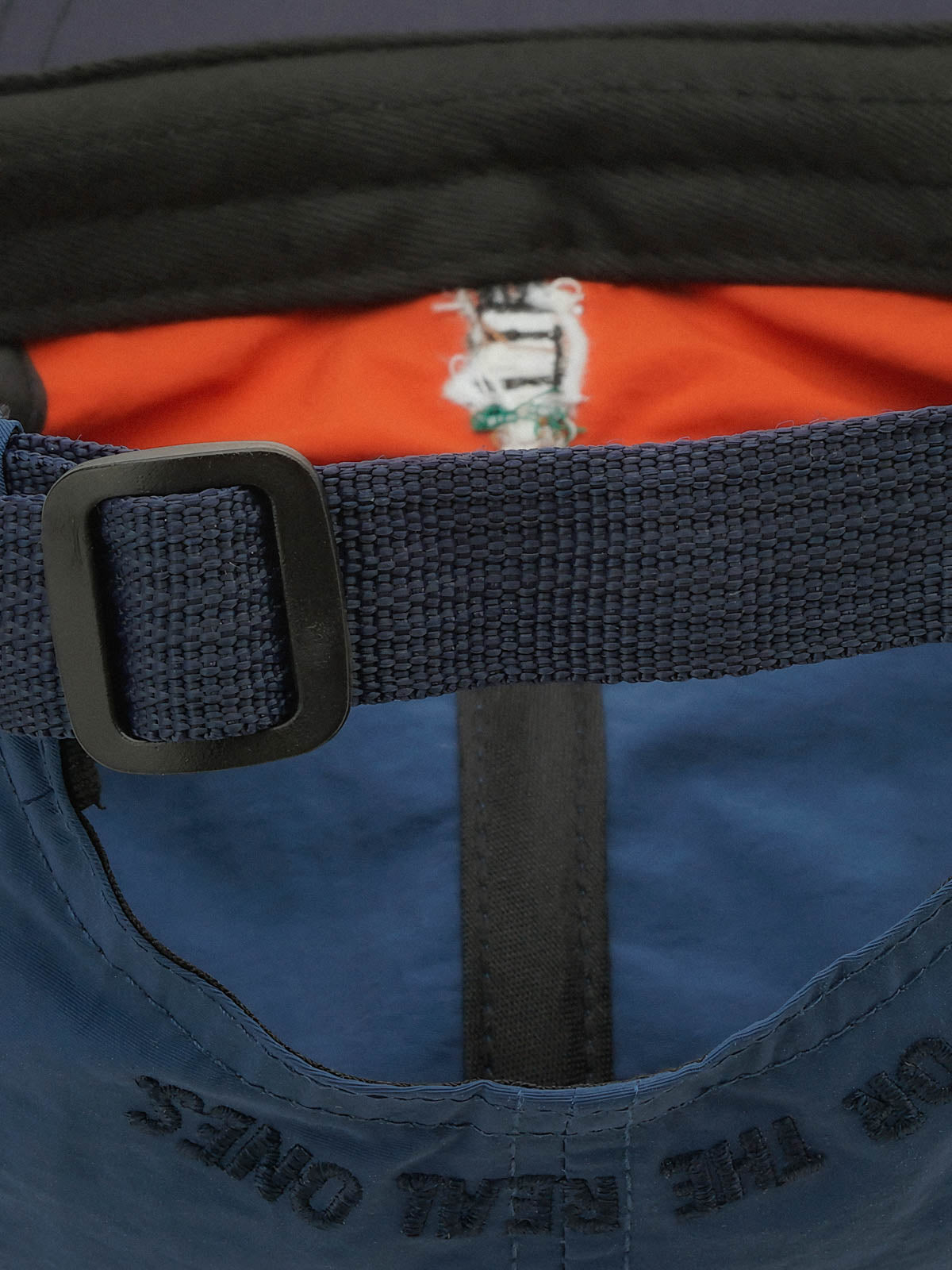 ベースボールキャップのカートゥーン刺繍と配色の詳細