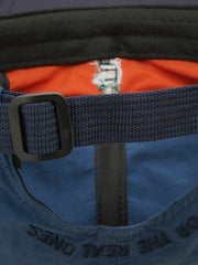 ベースボールキャップのカートゥーン刺繍と配色の詳細