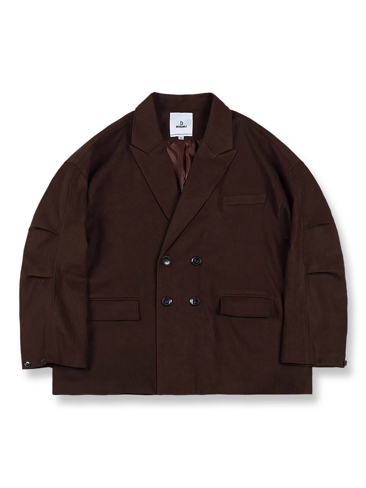 製品画像
ダークブラウンのアーバン機能テーラードジャケット正面デザイン。クラシックなダブルブレスト仕様に加え、袖部分の「シャークプリーツ」加工が独特の立体感を生み出し、洗練された都会的なスタイルを演出。微細な伸縮性を持つポリエステル混紡素材が快適な着心地を提供し、ビジネスからカジュアルまで幅広く活躍
詳細画像
袖部分に施された「シャークプリーツ」ディテールとダブルブレストのボタン、さらにサイドポケットの丁寧な仕上げが際立つ特写。クラシックなテーラードスタイルとモダンなデザインの融合が特徴で、動きやすさと耐久性を兼ね備えたディテールが魅力的。控えめなノッチドラペルが全体のバランスを引き締め、高級感を引き立てる