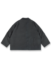 製品画像
ダークブラウンのアーバン機能テーラードジャケット正面デザイン。クラシックなダブルブレスト仕様に加え、袖部分の「シャークプリーツ」加工が独特の立体感を生み出し、洗練された都会的なスタイルを演出。微細な伸縮性を持つポリエステル混紡素材が快適な着心地を提供し、ビジネスからカジュアルまで幅広く活躍
詳細画像
袖部分に施された「シャークプリーツ」ディテールとダブルブレストのボタン、さらにサイドポケットの丁寧な仕上げが際立つ特写。クラシックなテーラードスタイルとモダンなデザインの融合が特徴で、動きやすさと耐久性を兼ね備えたディテールが魅力的。控えめなノッチドラペルが全体のバランスを引き締め、高級感を引き立てる