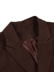 製品画像
ダークブラウンのアーバン機能テーラードジャケット正面デザイン。クラシックなダブルブレスト仕様に加え、袖部分の「シャークプリーツ」加工が独特の立体感を生み出し、洗練された都会的なスタイルを演出。微細な伸縮性を持つポリエステル混紡素材が快適な着心地を提供し、ビジネスからカジュアルまで幅広く活躍
詳細画像
袖部分に施された「シャークプリーツ」ディテールとダブルブレストのボタン、さらにサイドポケットの丁寧な仕上げが際立つ特写。クラシックなテーラードスタイルとモダンなデザインの融合が特徴で、動きやすさと耐久性を兼ね備えたディテールが魅力的。控えめなノッチドラペルが全体のバランスを引き締め、高級感を引き立てる