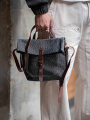 モデル画像: モデルがヴィンテージスタイルのメッセンジャーバッグを持っている様子