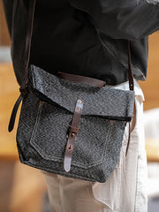 モデル画像: モデルがヴィンテージスタイルのメッセンジャーバッグを持っている様子