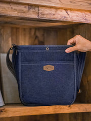 モデルがデニムメッセンジャーバッグを使用し、ヴィンテージ感あふれるカジュアルコーデを披露