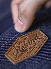 ステッチやフンマーレザープレート、真鍮風バックルなどディテールのクローズアップ