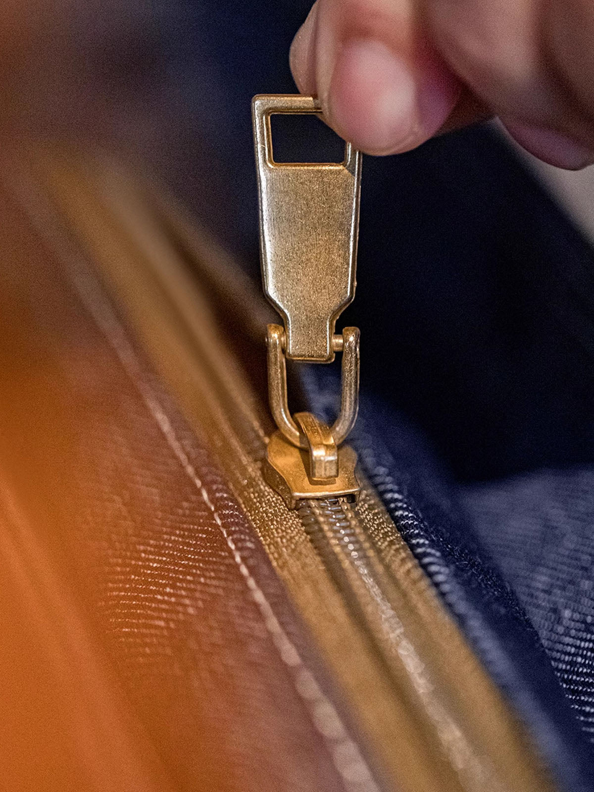 ステッチやフンマーレザープレート、真鍮風バックルなどディテールのクローズアップ