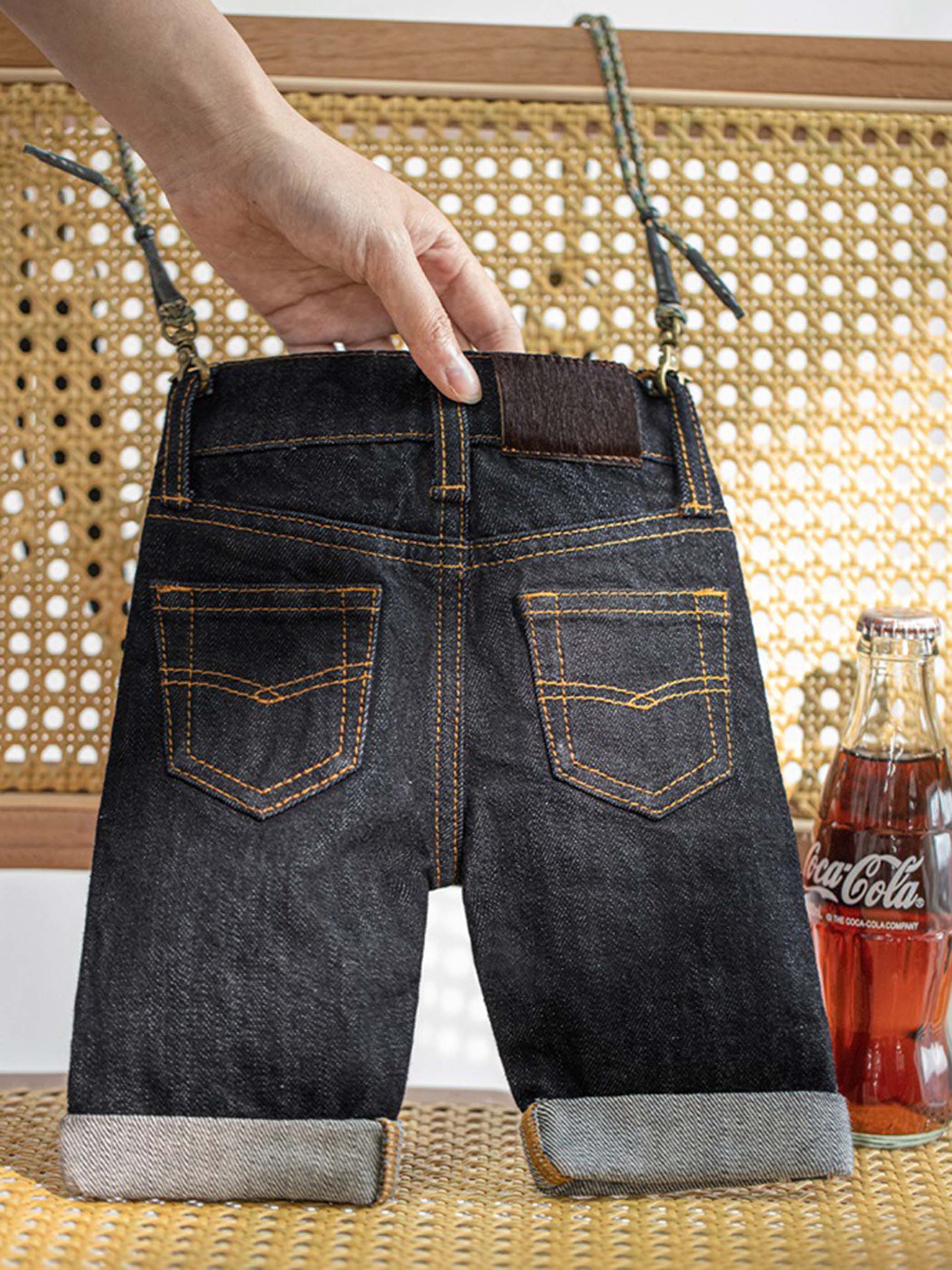 デニム素材の風合いとセルビッジディテール特