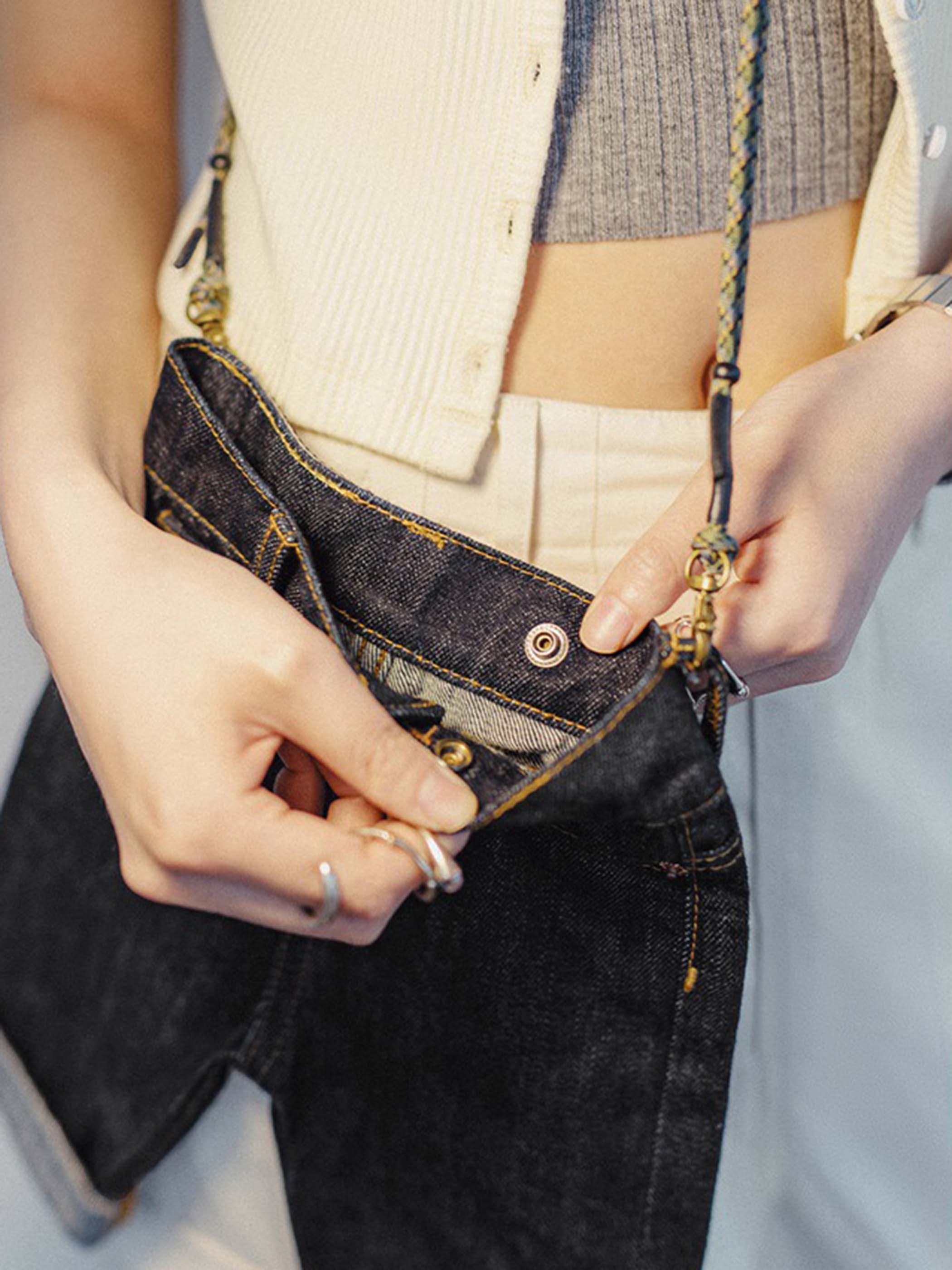 ミニデニムショルダーバッグの全体ビュー