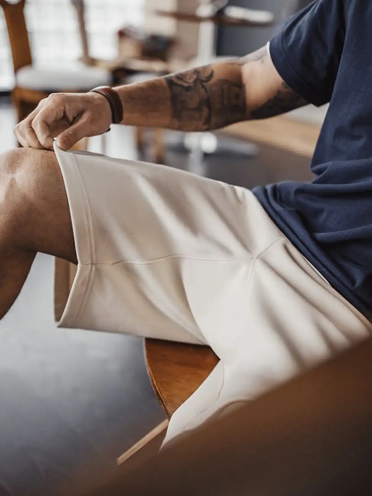 リブウエストと配色ドローコードが特徴の5分丈スウェットショーツ