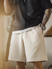 リブウエストと配色ドローコードが特徴の5分丈スウェットショーツ