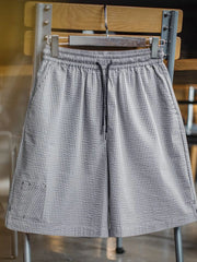 グレーを基調とした3D格子のシアサッカーショーツ、ウエストはゴム+ドローコード仕様