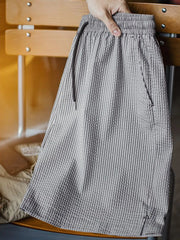 グレーを基調とした3D格子のシアサッカーショーツ、ウエストはゴム+ドローコード仕様