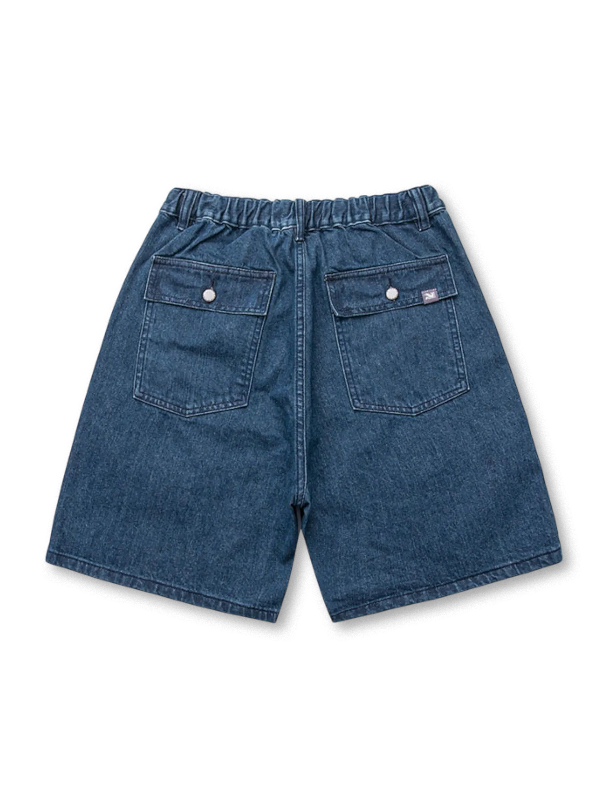 フロントビューのツーポケットワイドデニムショートパンツ