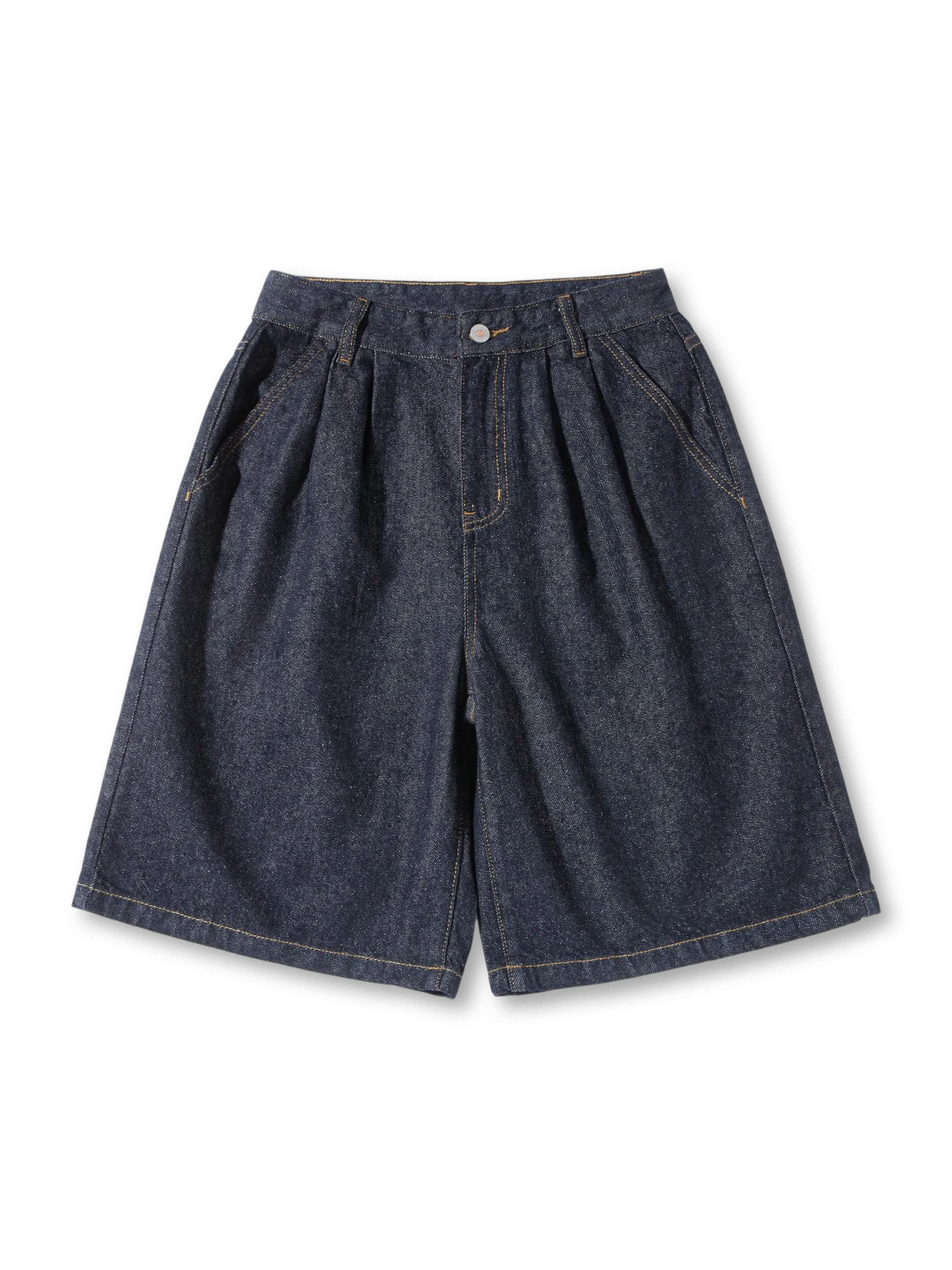 ダブルタックが特徴のワイドデニムショーツ全体像