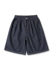 ダブルタックが特徴のワイドデニムショーツ全体像