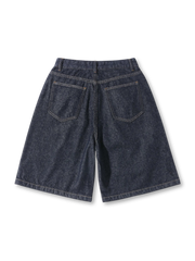 ダブルタックが特徴のワイドデニムショーツ全体像