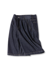 ダブルタックが特徴のワイドデニムショーツ全体像