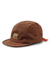 エクスプローラーハットの通気孔とオレンジ色のプルタブのクローズアップ、耐摩耗性に優れたナイロン素材。