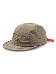 エクスプローラーハットの通気孔とオレンジ色のプルタブのクローズアップ、耐摩耗性に優れたナイロン素材。