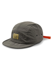 エクスプローラーハットの通気孔とオレンジ色のプルタブのクローズアップ、耐摩耗性に優れたナイロン素材。