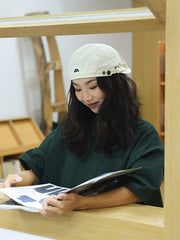 モデル画像: モデルがリバーシブルベレーを着用している様子