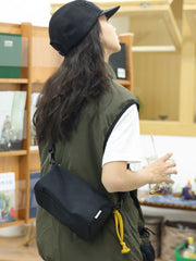 モデル画像: モデルがリバーシブルベレーを着用している様子