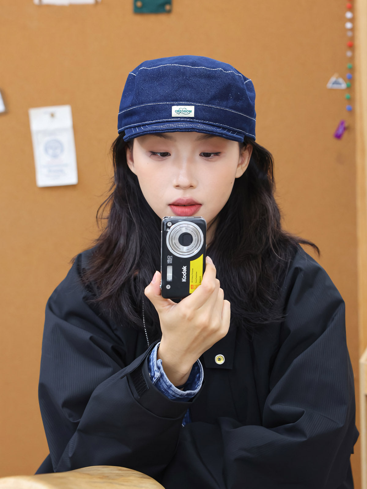 モデルがフラットトップショートブリムデニムハットを着用し、カジュアルなアウトドアスタイルを披露。