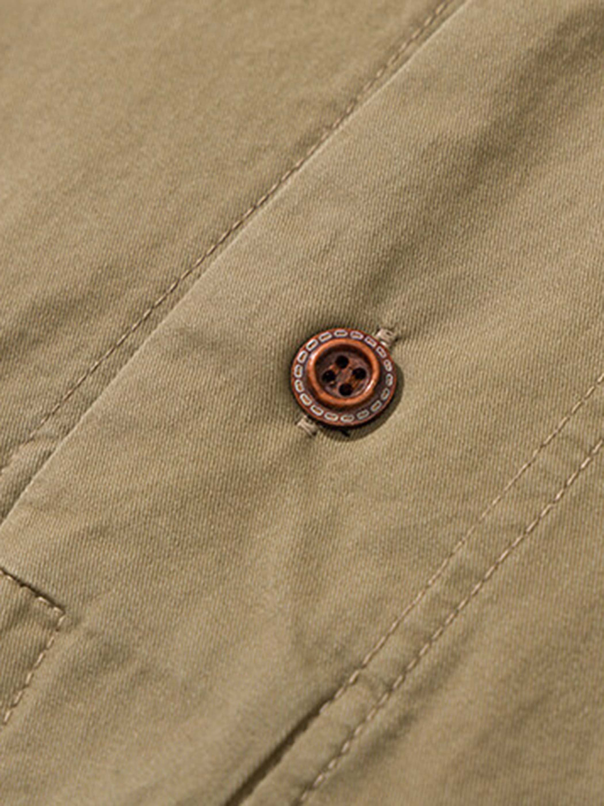 詳細画像:チェック柄と襟元デザインのディテール