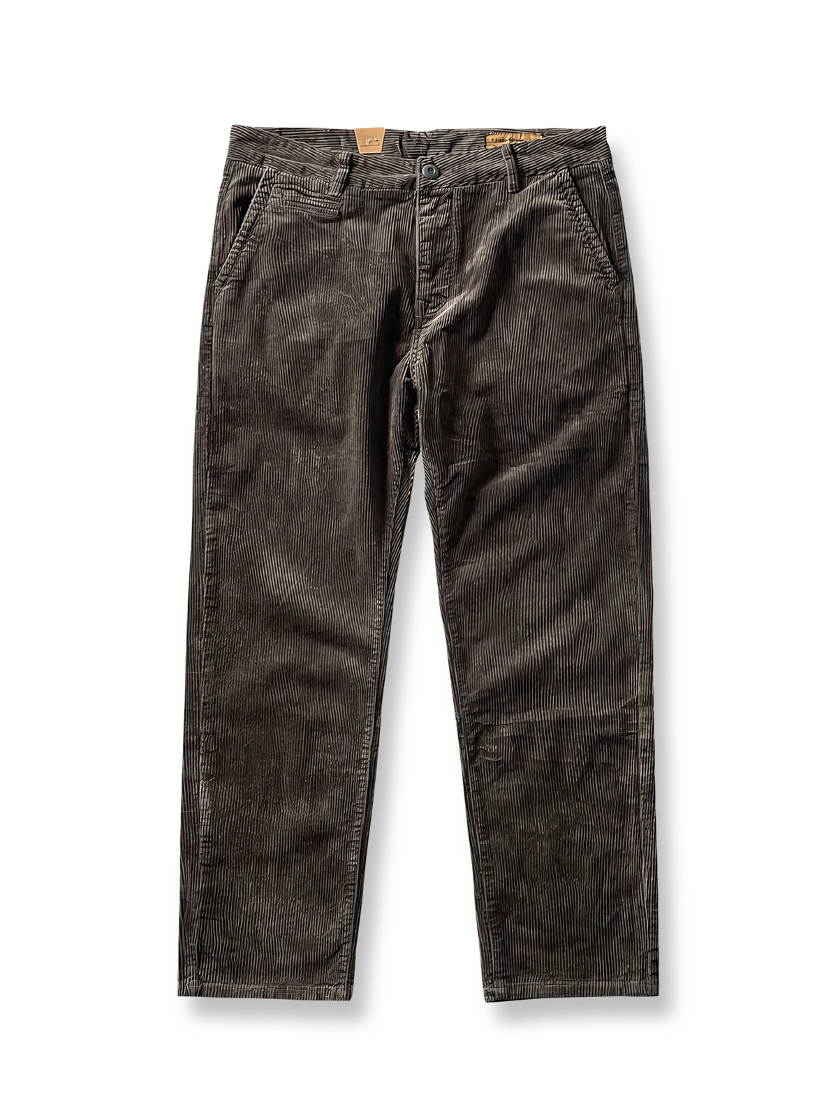 製品画像
高密度の14畝コーデュロイ素材を使用したストレートカーゴパンツ。クラシックなストレートシルエットとウォッシュ加工によるヴィンテージ感が特徴で、鉱山作業着の伝統を受け継ぐデザインが際立つ
詳細画像
バックポケットに施された二重補強ディテールとウエスト内側の丁寧なパイピング仕上げが、機能性とクラシックな仕立ての美学を象徴。コーデュロイの均一な畝立ちが繊細な質感を強調
