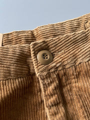 製品画像
高密度の14畝コーデュロイ素材を使用したストレートカーゴパンツ。クラシックなストレートシルエットとウォッシュ加工によるヴィンテージ感が特徴で、鉱山作業着の伝統を受け継ぐデザインが際立つ
詳細画像
バックポケットに施された二重補強ディテールとウエスト内側の丁寧なパイピング仕上げが、機能性とクラシックな仕立ての美学を象徴。コーデュロイの均一な畝立ちが繊細な質感を強調