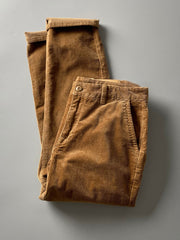 製品画像
高密度の14畝コーデュロイ素材を使用したストレートカーゴパンツ。クラシックなストレートシルエットとウォッシュ加工によるヴィンテージ感が特徴で、鉱山作業着の伝統を受け継ぐデザインが際立つ
詳細画像
バックポケットに施された二重補強ディテールとウエスト内側の丁寧なパイピング仕上げが、機能性とクラシックな仕立ての美学を象徴。コーデュロイの均一な畝立ちが繊細な質感を強調