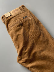 製品画像
高密度の14畝コーデュロイ素材を使用したストレートカーゴパンツ。クラシックなストレートシルエットとウォッシュ加工によるヴィンテージ感が特徴で、鉱山作業着の伝統を受け継ぐデザインが際立つ
詳細画像
バックポケットに施された二重補強ディテールとウエスト内側の丁寧なパイピング仕上げが、機能性とクラシックな仕立ての美学を象徴。コーデュロイの均一な畝立ちが繊細な質感を強調