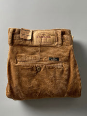 製品画像
高密度の14畝コーデュロイ素材を使用したストレートカーゴパンツ。クラシックなストレートシルエットとウォッシュ加工によるヴィンテージ感が特徴で、鉱山作業着の伝統を受け継ぐデザインが際立つ
詳細画像
バックポケットに施された二重補強ディテールとウエスト内側の丁寧なパイピング仕上げが、機能性とクラシックな仕立ての美学を象徴。コーデュロイの均一な畝立ちが繊細な質感を強調