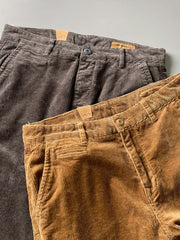 製品画像
高密度の14畝コーデュロイ素材を使用したストレートカーゴパンツ。クラシックなストレートシルエットとウォッシュ加工によるヴィンテージ感が特徴で、鉱山作業着の伝統を受け継ぐデザインが際立つ
詳細画像
バックポケットに施された二重補強ディテールとウエスト内側の丁寧なパイピング仕上げが、機能性とクラシックな仕立ての美学を象徴。コーデュロイの均一な畝立ちが繊細な質感を強調