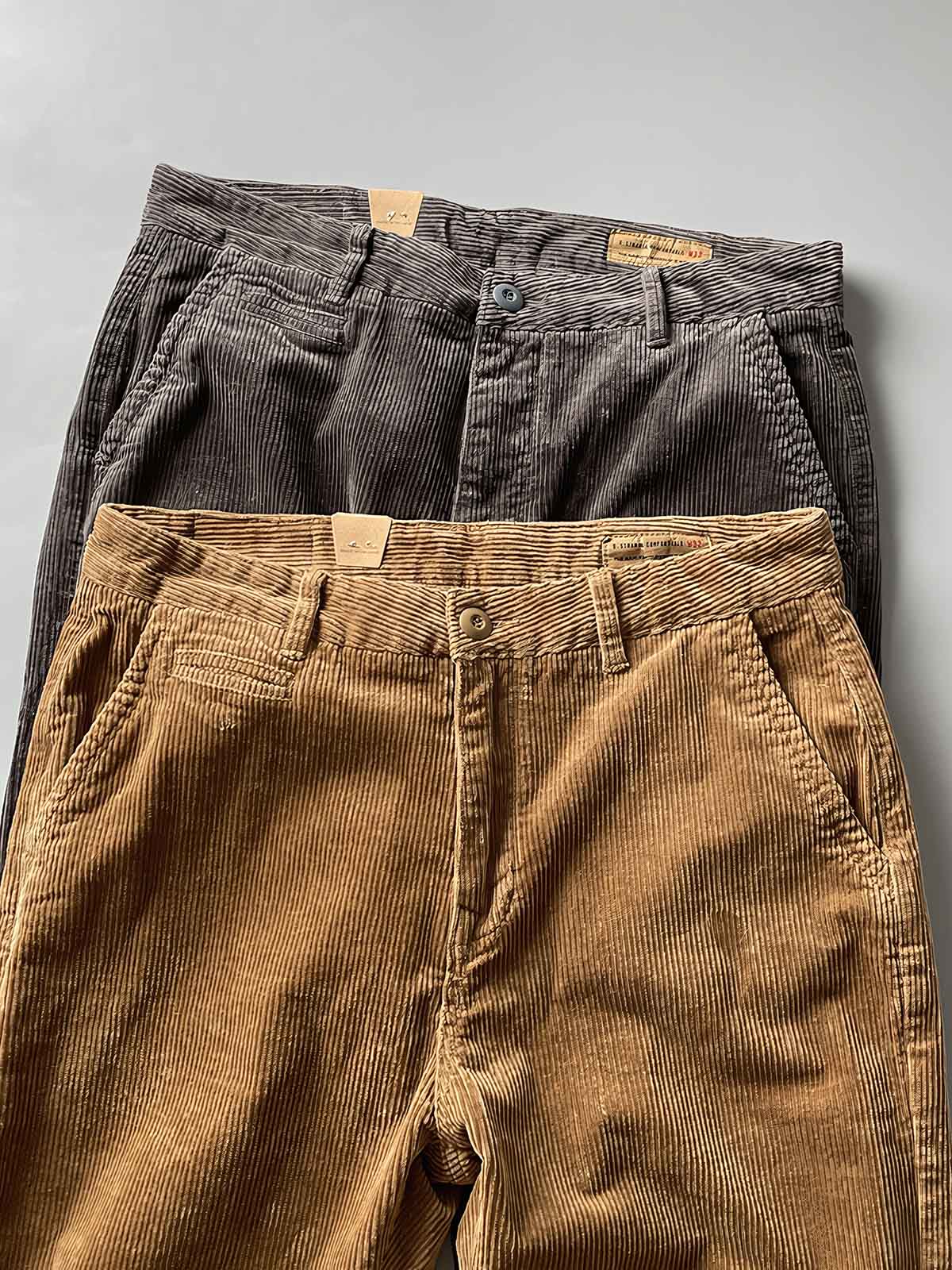 製品画像
高密度の14畝コーデュロイ素材を使用したストレートカーゴパンツ。クラシックなストレートシルエットとウォッシュ加工によるヴィンテージ感が特徴で、鉱山作業着の伝統を受け継ぐデザインが際立つ
詳細画像
バックポケットに施された二重補強ディテールとウエスト内側の丁寧なパイピング仕上げが、機能性とクラシックな仕立ての美学を象徴。コーデュロイの均一な畝立ちが繊細な質感を強調