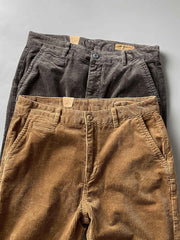 製品画像
高密度の14畝コーデュロイ素材を使用したストレートカーゴパンツ。クラシックなストレートシルエットとウォッシュ加工によるヴィンテージ感が特徴で、鉱山作業着の伝統を受け継ぐデザインが際立つ
詳細画像
バックポケットに施された二重補強ディテールとウエスト内側の丁寧なパイピング仕上げが、機能性とクラシックな仕立ての美学を象徴。コーデュロイの均一な畝立ちが繊細な質感を強調