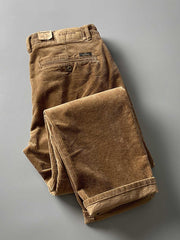 製品画像
高密度の14畝コーデュロイ素材を使用したストレートカーゴパンツ。クラシックなストレートシルエットとウォッシュ加工によるヴィンテージ感が特徴で、鉱山作業着の伝統を受け継ぐデザインが際立つ
詳細画像
バックポケットに施された二重補強ディテールとウエスト内側の丁寧なパイピング仕上げが、機能性とクラシックな仕立ての美学を象徴。コーデュロイの均一な畝立ちが繊細な質感を強調