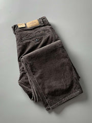 製品画像
高密度の14畝コーデュロイ素材を使用したストレートカーゴパンツ。クラシックなストレートシルエットとウォッシュ加工によるヴィンテージ感が特徴で、鉱山作業着の伝統を受け継ぐデザインが際立つ
詳細画像
バックポケットに施された二重補強ディテールとウエスト内側の丁寧なパイピング仕上げが、機能性とクラシックな仕立ての美学を象徴。コーデュロイの均一な畝立ちが繊細な質感を強調