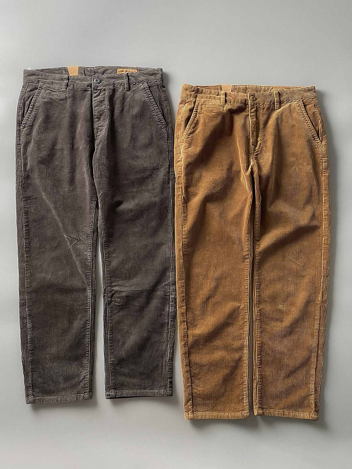 製品画像
高密度の14畝コーデュロイ素材を使用したストレートカーゴパンツ。クラシックなストレートシルエットとウォッシュ加工によるヴィンテージ感が特徴で、鉱山作業着の伝統を受け継ぐデザインが際立つ
詳細画像
バックポケットに施された二重補強ディテールとウエスト内側の丁寧なパイピング仕上げが、機能性とクラシックな仕立ての美学を象徴。コーデュロイの均一な畝立ちが繊細な質感を強調