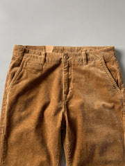 製品画像
高密度の14畝コーデュロイ素材を使用したストレートカーゴパンツ。クラシックなストレートシルエットとウォッシュ加工によるヴィンテージ感が特徴で、鉱山作業着の伝統を受け継ぐデザインが際立つ
詳細画像
バックポケットに施された二重補強ディテールとウエスト内側の丁寧なパイピング仕上げが、機能性とクラシックな仕立ての美学を象徴。コーデュロイの均一な畝立ちが繊細な質感を強調